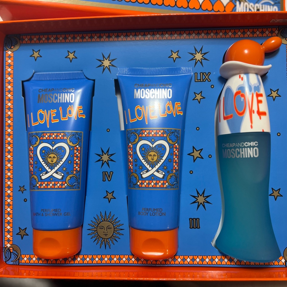 MOSCHINO  I love love gift set